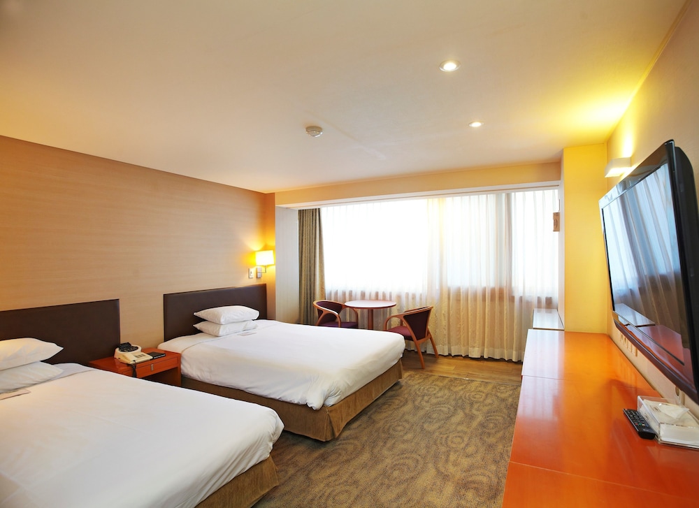 Superior Twin (No Parking, additional fee occurs if number of people booked & staying are different) - Photo 14