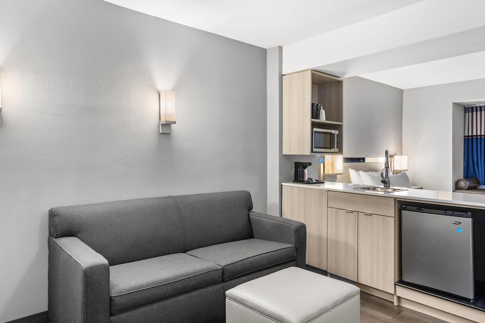 Suite, 1 Queen Bed with Sofa bed, Non Smoking photo 3
