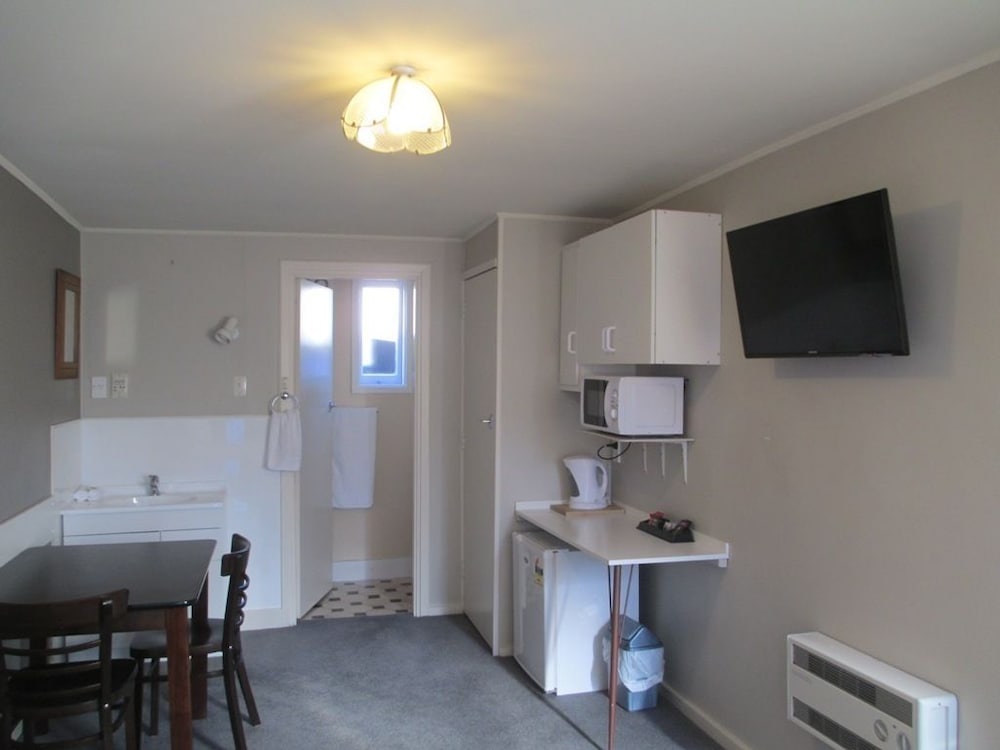 Standard Studio, 1 Queen Bed, Microwave photo 2