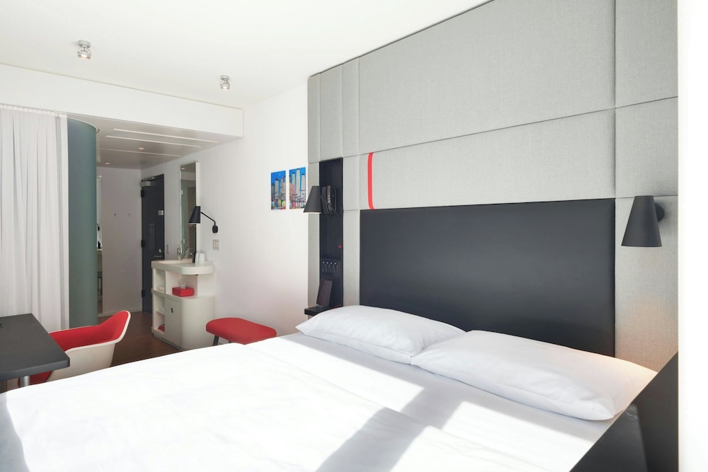 Premium Room, 1 King Bed (View) - Photo 8