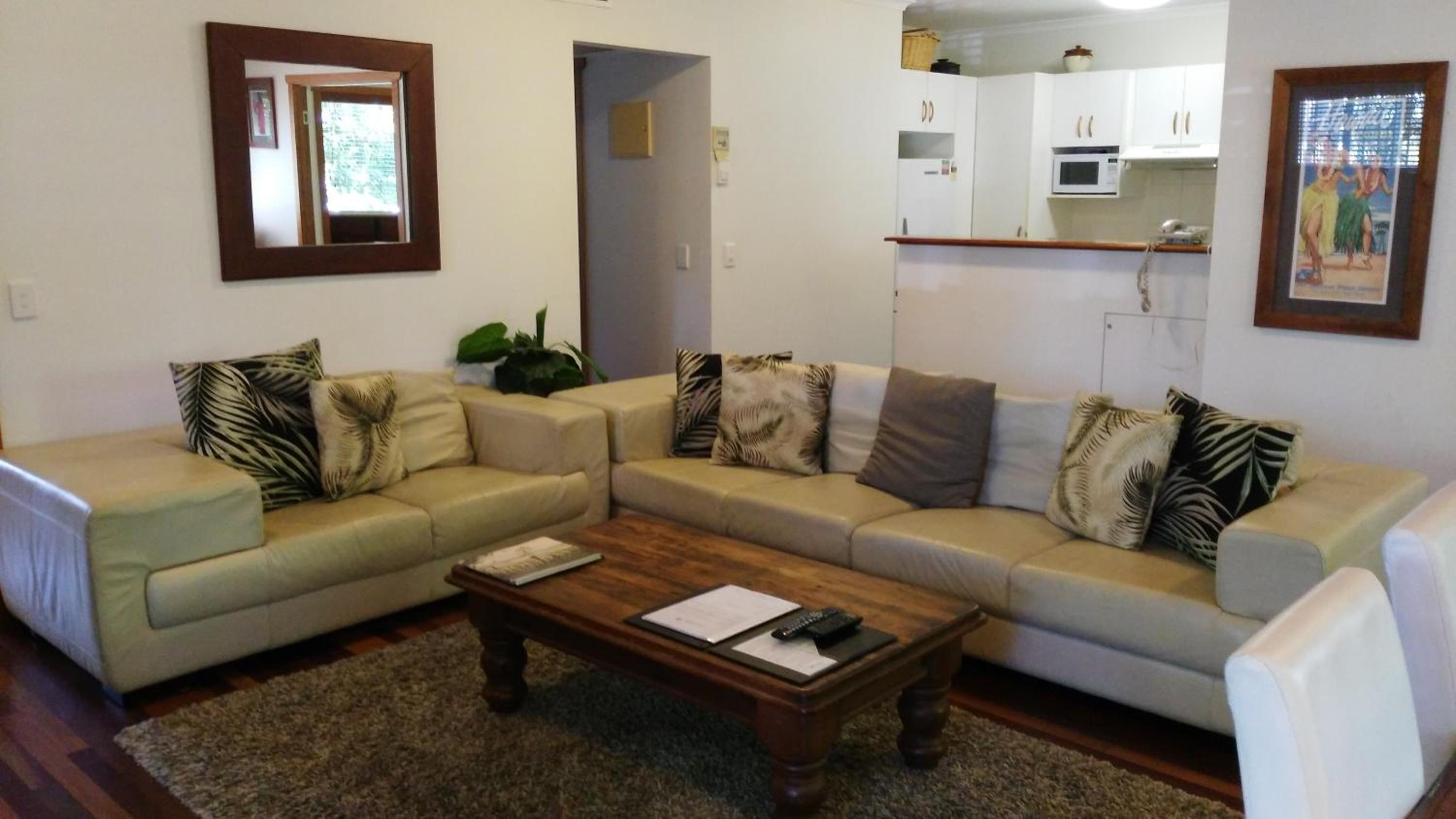 Three-Bedroom Roadside Apartment with Garden View photo 1