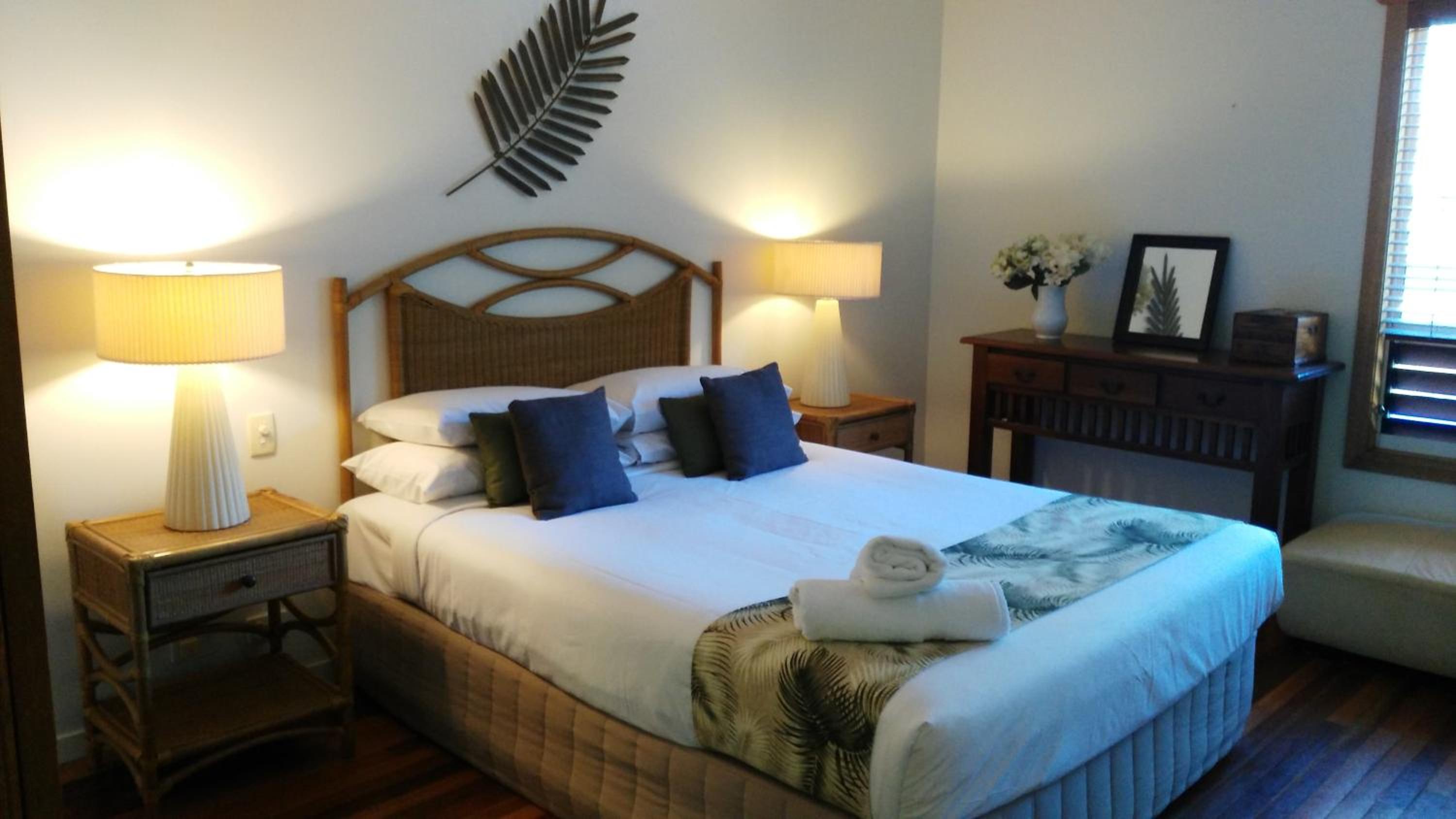 Three-Bedroom Roadside Apartment with Garden View photo 2