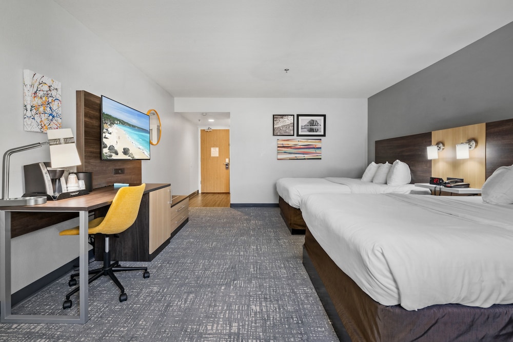 Deluxe Room, 2 Queen Beds, Partial Ocean View - Photo 1