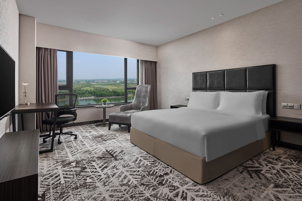 Suite, Multiple Beds, Lake View (High Floor) photo 2
