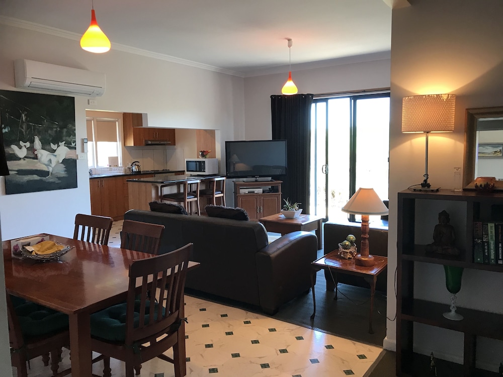 House, 3 Bedrooms photo 2