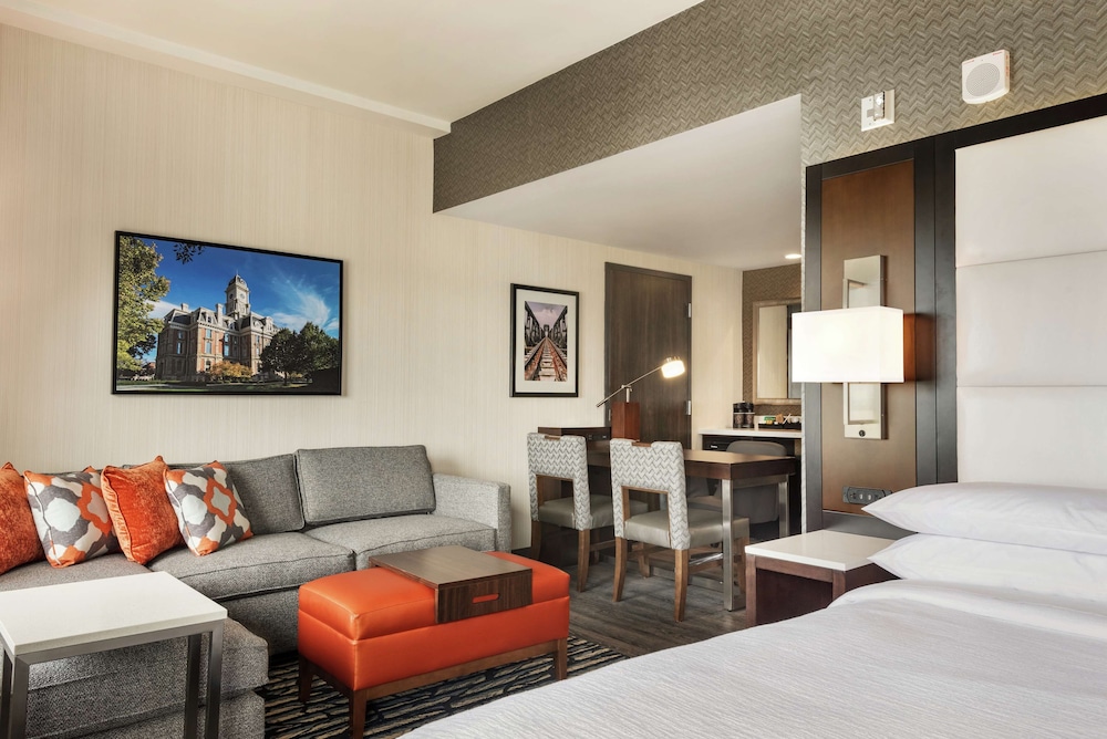 Suite, 1 King Bed, Accessible (2 Room, Hearing Access) photo 2