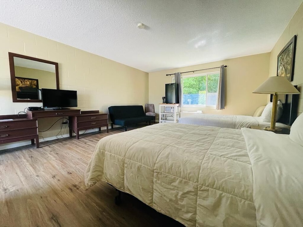 Family Room, Multiple Beds photo 1