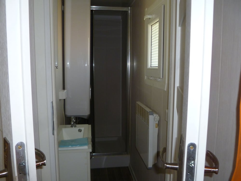 Mobile Home, 2 Bedrooms - Photo 12