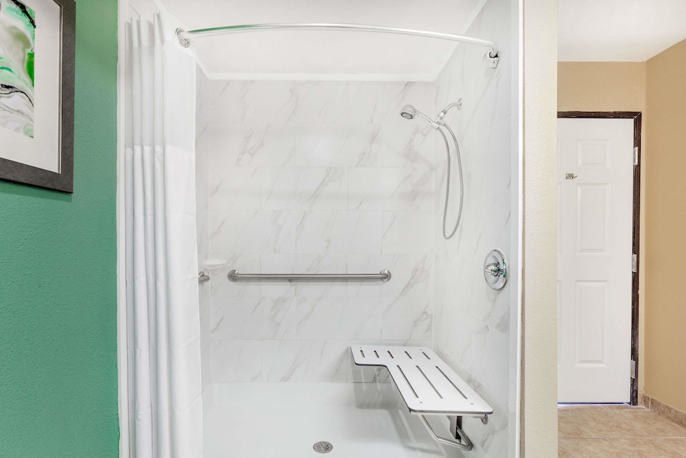 Room, 2 Queen Beds, Accessible, Non Smoking (Mobility,roll in shower) photo 3