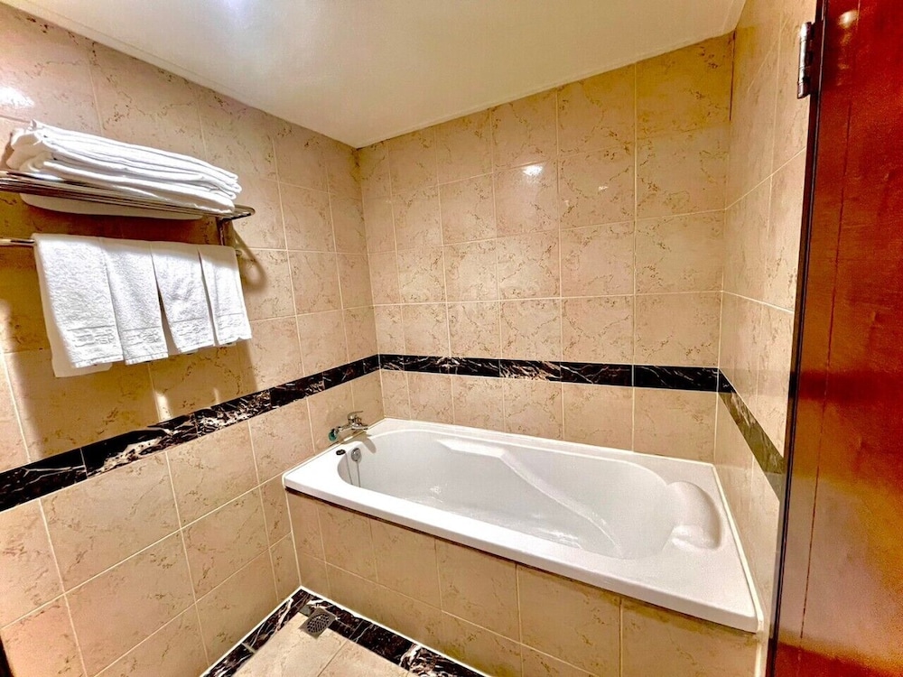 Classic Quadruple Room - Photo 6
