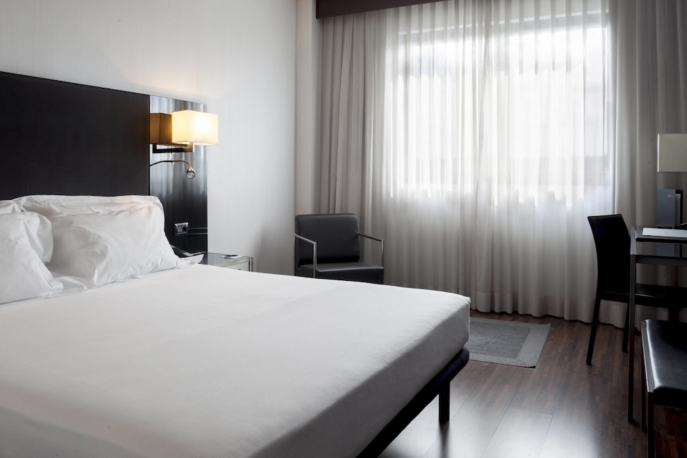 Standard Room, 1 King Bed - Photo 10