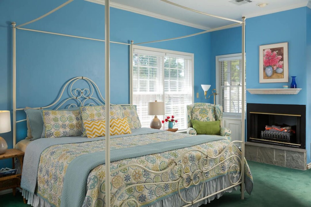Cottage, 1 King Bed, Jetted Tub, City View