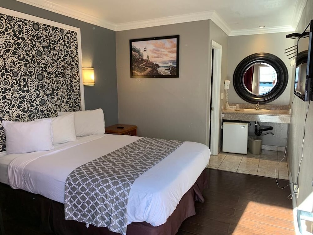 Basic Room, 1 Queen Bed, Non Smoking photo 3