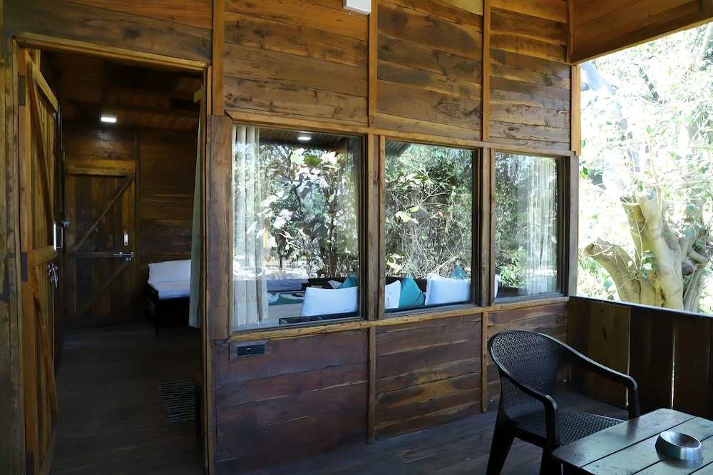 Deluxe Cottage, 1 King Bed, Park View, Garden Area