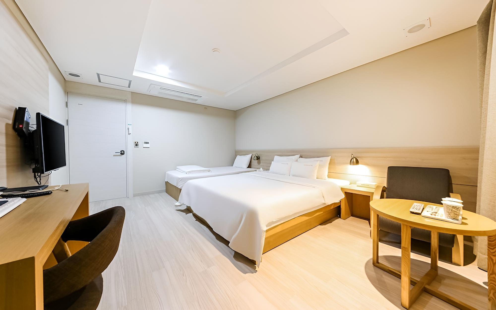Room (Deluxe Twin) photo 1
