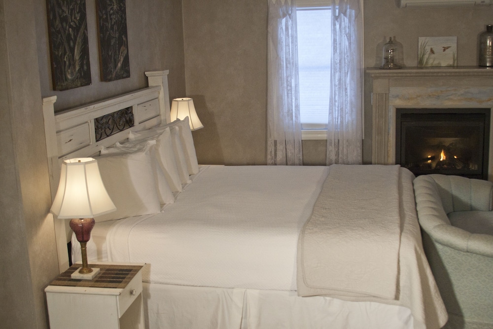 White Birches Suite, 1 King Bed photo 3