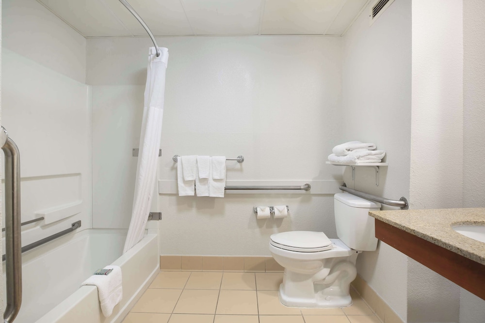Standard Room, 1 King Bed, Accessible, Bathtub - Photo 2