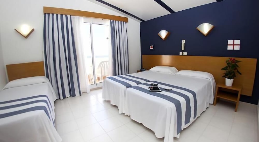 Habitación Triple con Balcón (2 Adultos y 1 Niño)