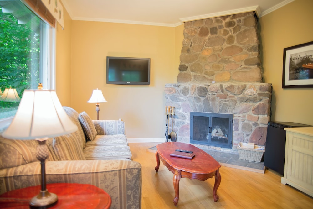Three Bedroom Cottage with King Bed and 4 Twin Beds - Photo 1