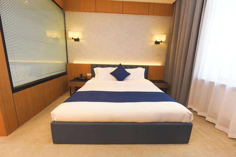Superior Room, 1 King Bed photo 1