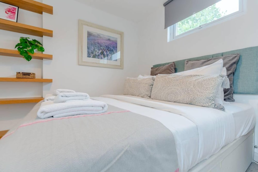 Basic Apartment, 1 King Bed photo 2