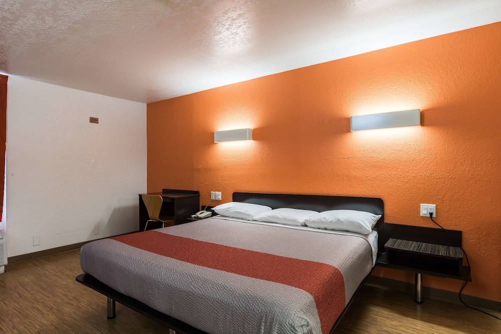 Standard Room, 1 King Bed, Non Smoking, Kitchenette - Photo 11
