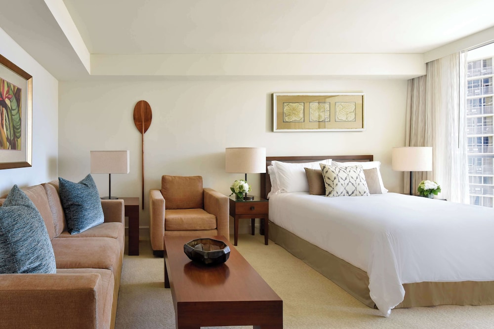 Deluxe Room, 1 King Bed With Sofa Bed, Ocean View thumbnail 5