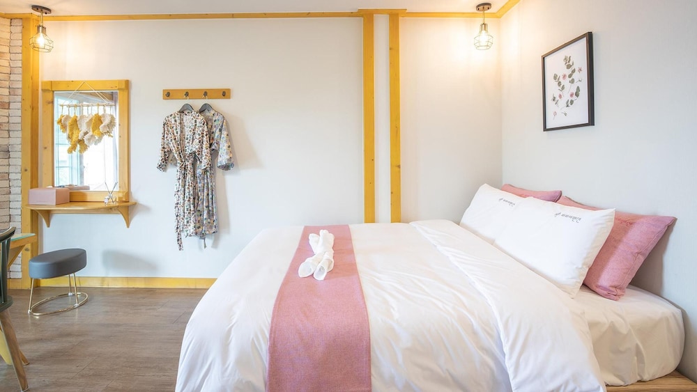 Basic Room, 1 Bedroom (203(with Pet,1st floor)) - Photo 8