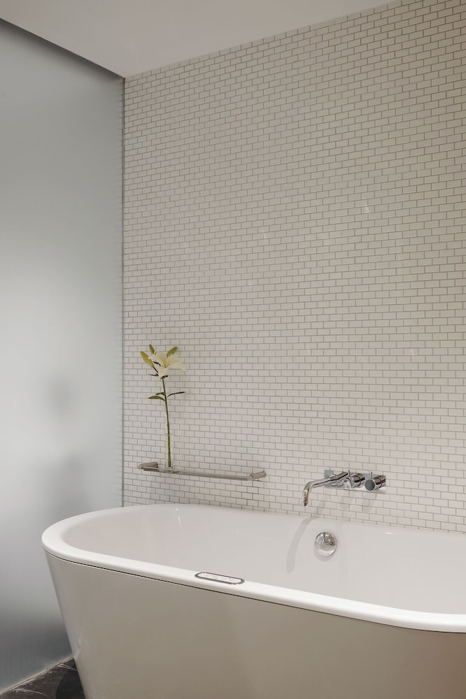 Deluxe Double Room, Bathtub - Photo 5