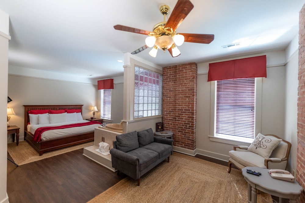 Suite, 1 King Bed (Annex Jacuzzi Suite) photo 1