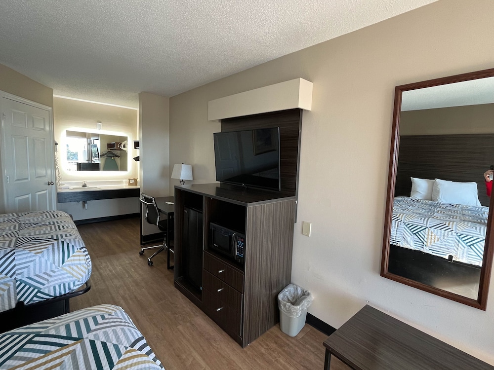Deluxe Room, 2 Double Beds, Non Smoking, Refrigerator & Microwave - Photo 6