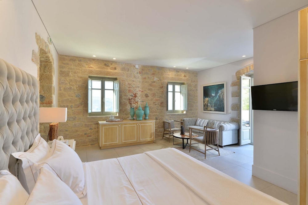 Deluxe Suite, Sea View - Photo 8