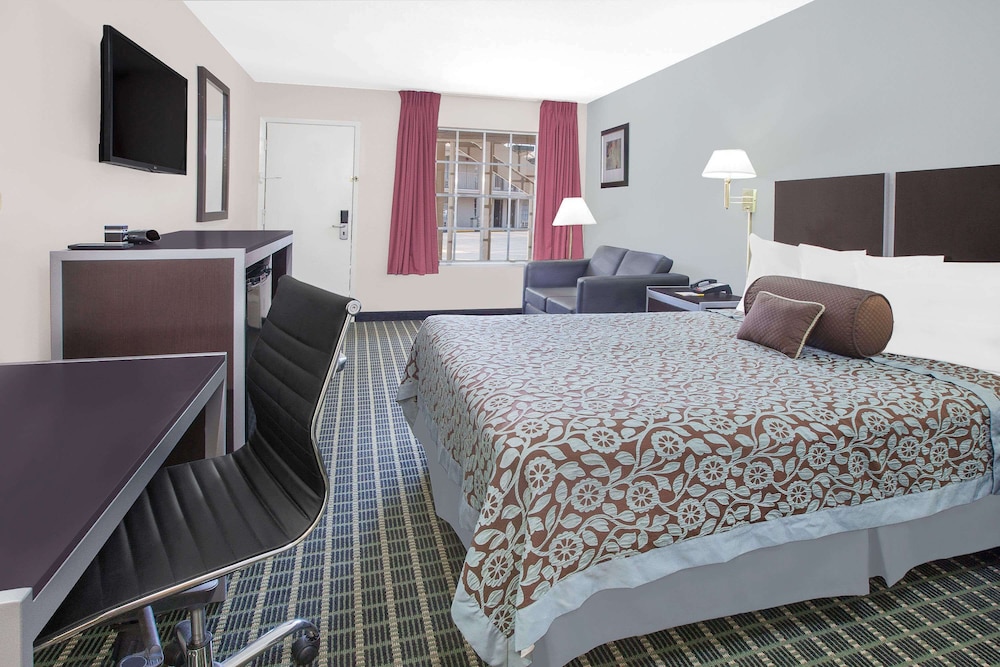 Deluxe Room, 1 Queen Bed, Smoking photo 1