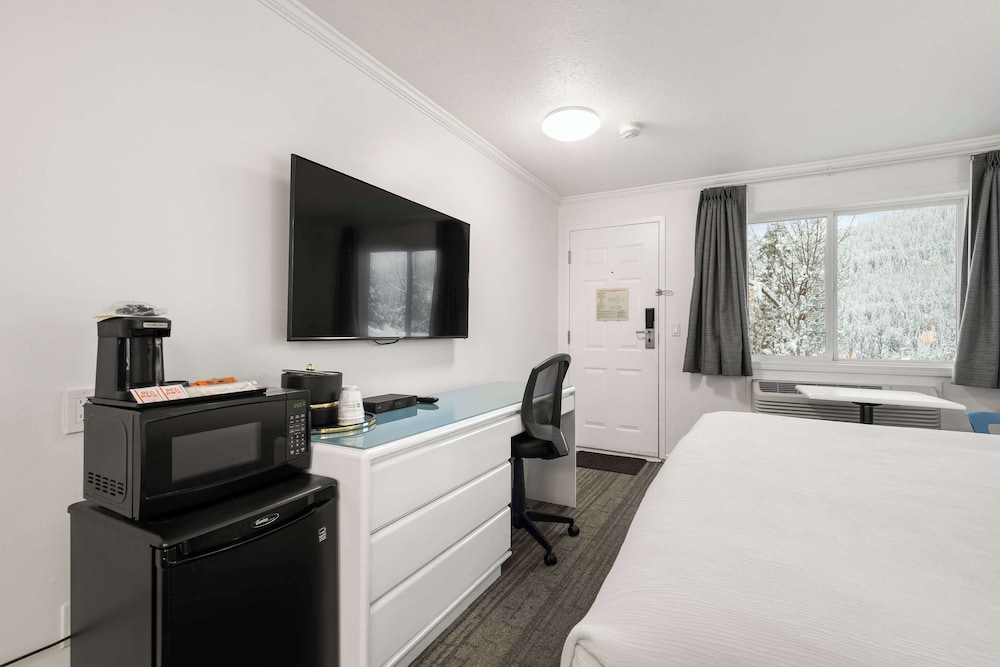 Standard Room, 1 King Bed, Non Smoking, Refrigerator & Microwave - Photo 1