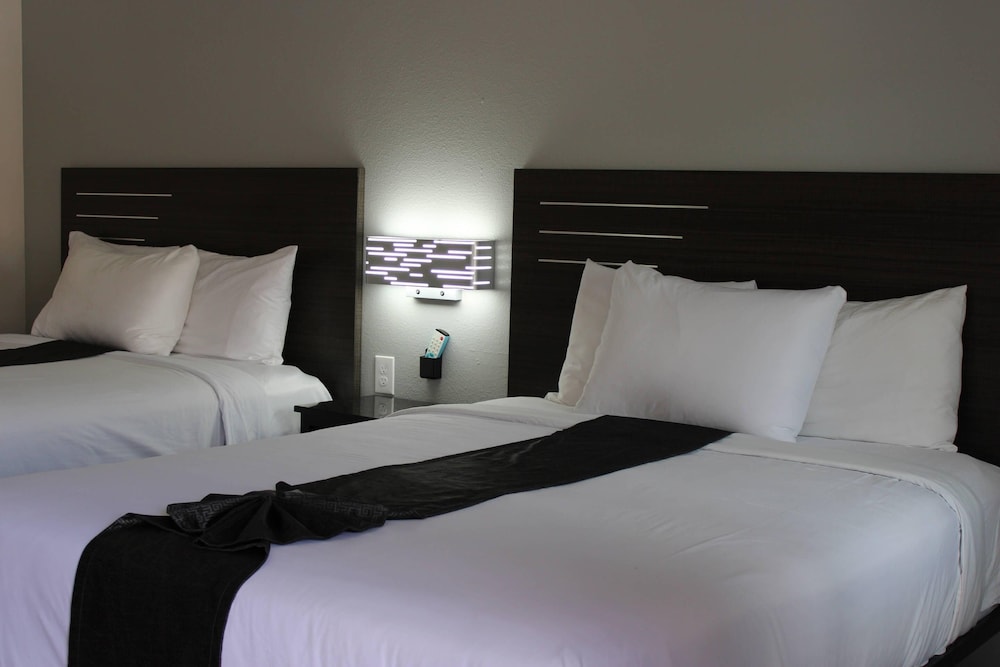 Standard Room, 2 Queen Beds, Non Smoking photo 2