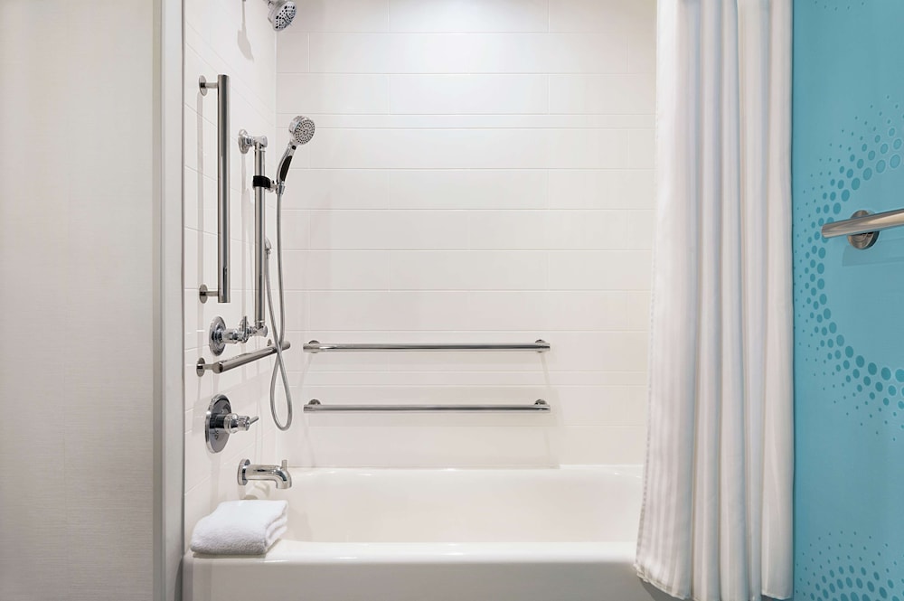 Room, 2 Queen Beds, Accessible, Bathtub - Photo 4