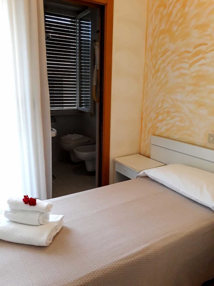 Economy Room, 1 Large Twin Bed
