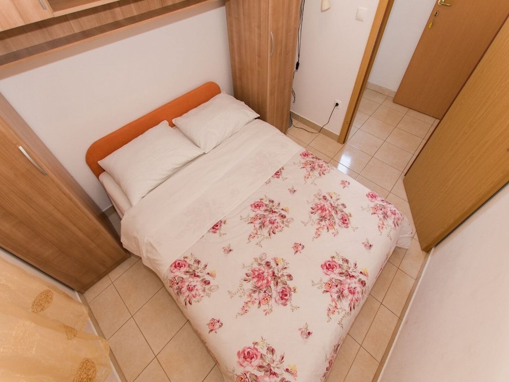 Apartment (Srzi 1 - 200 M From Sea - A5(4))
