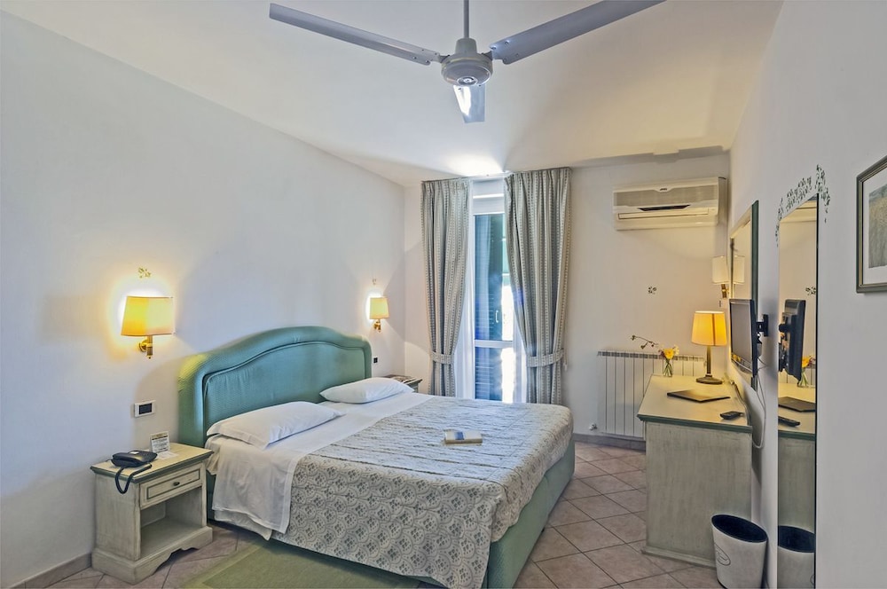 Standard Double or Twin Room, Lake View photo 2