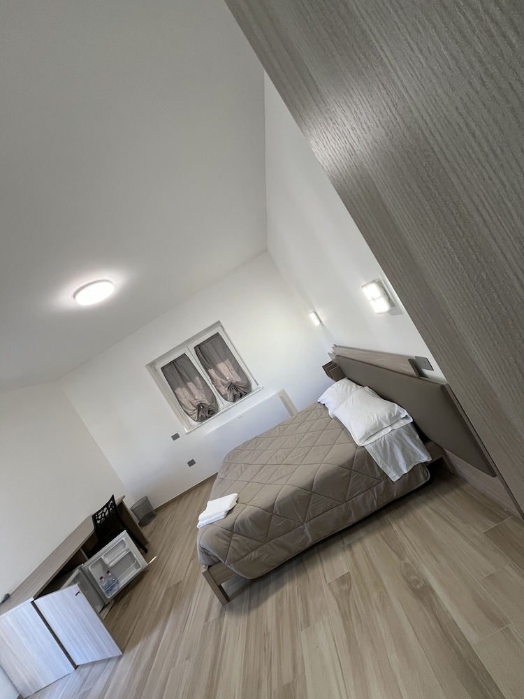 Deluxe Room, 1 King Bed, Non Smoking, Ensuite photo 1