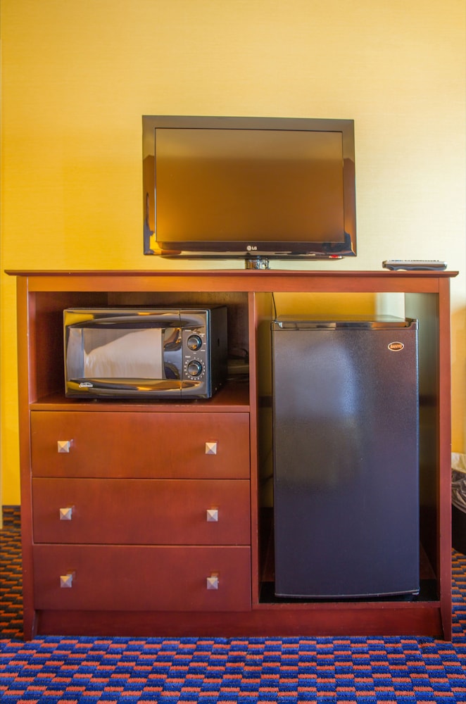 Suite, 1 King Bed, Jetted Tub - Photo 11