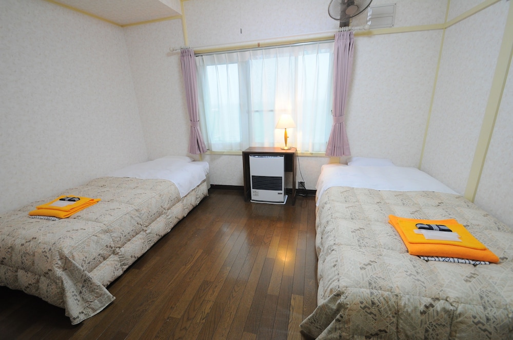 Standard Twin Room, Shared Bathroom photo 1
