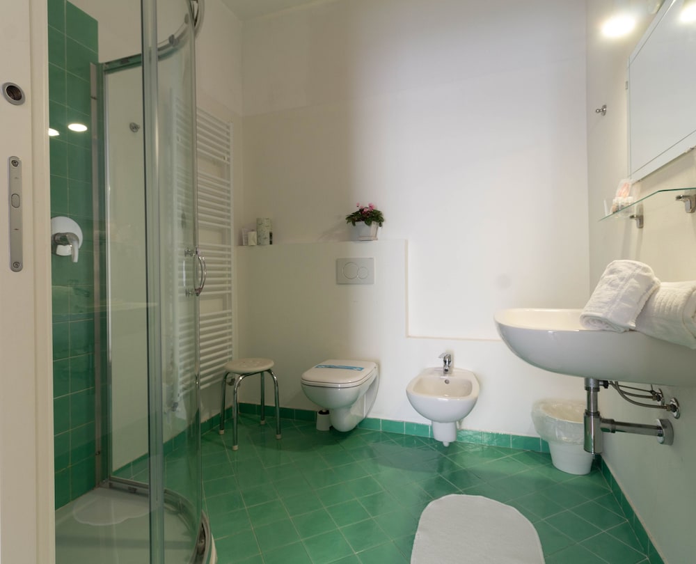 Standard Double Room, Ensuite - Photo 9