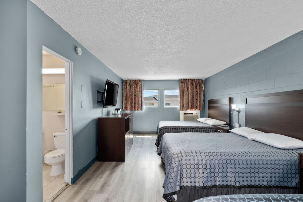 Triple Room (3 Queen Beds) photo 3