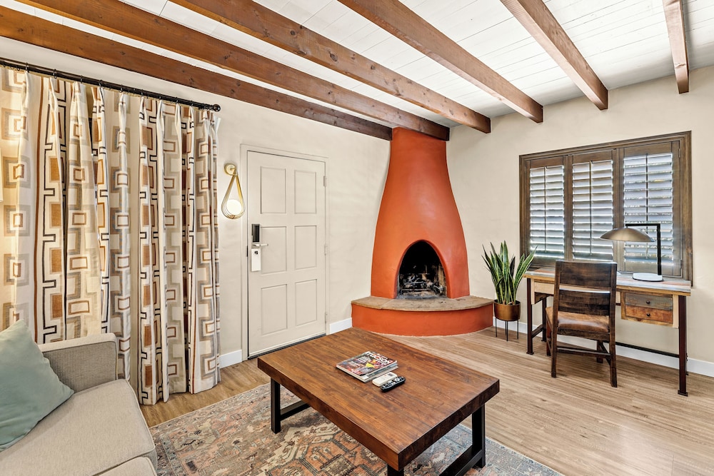 Deluxe Room, 1 King Bed, Fireplace - Photo 6