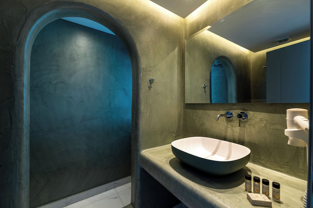 Junior Suite, Private Pool (Cliffside & Caldera View) - Photo 10