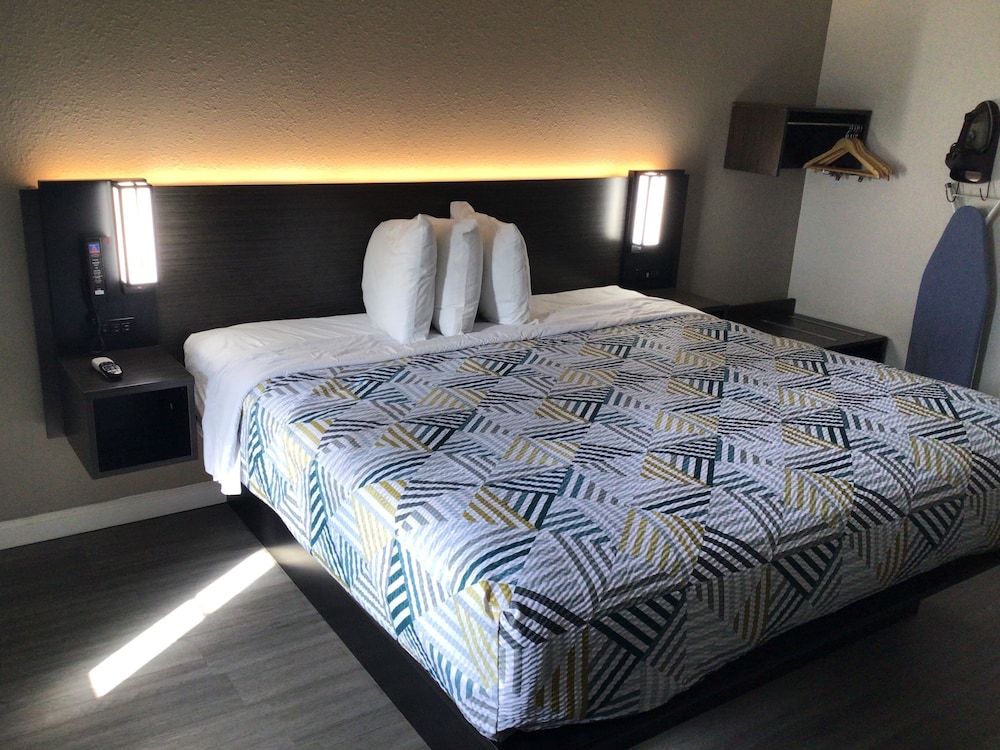 Standard Suite, 1 King Bed, Smoking, Kitchenette - Photo 1