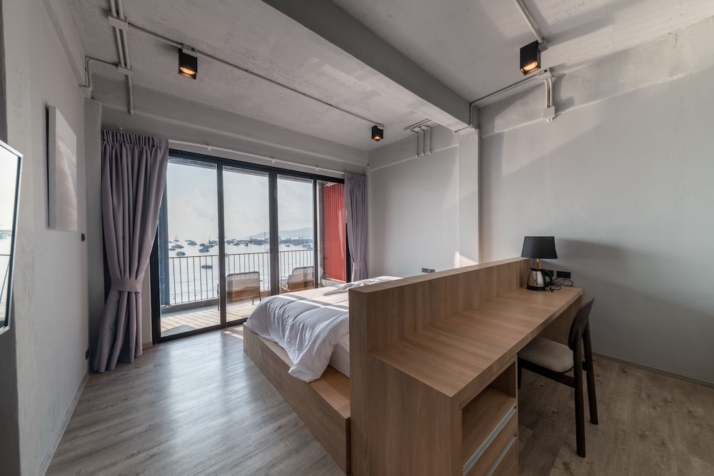 Family Two Bed Room Suite with Ocean - Photo 6
