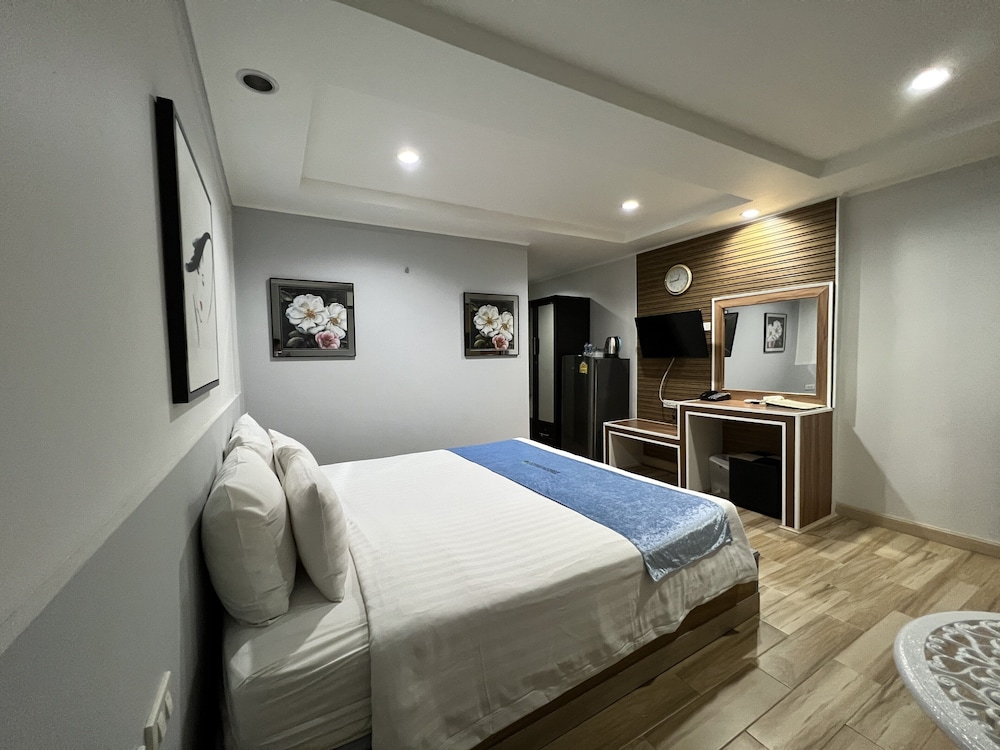 Standard Double Room thumbnail 5