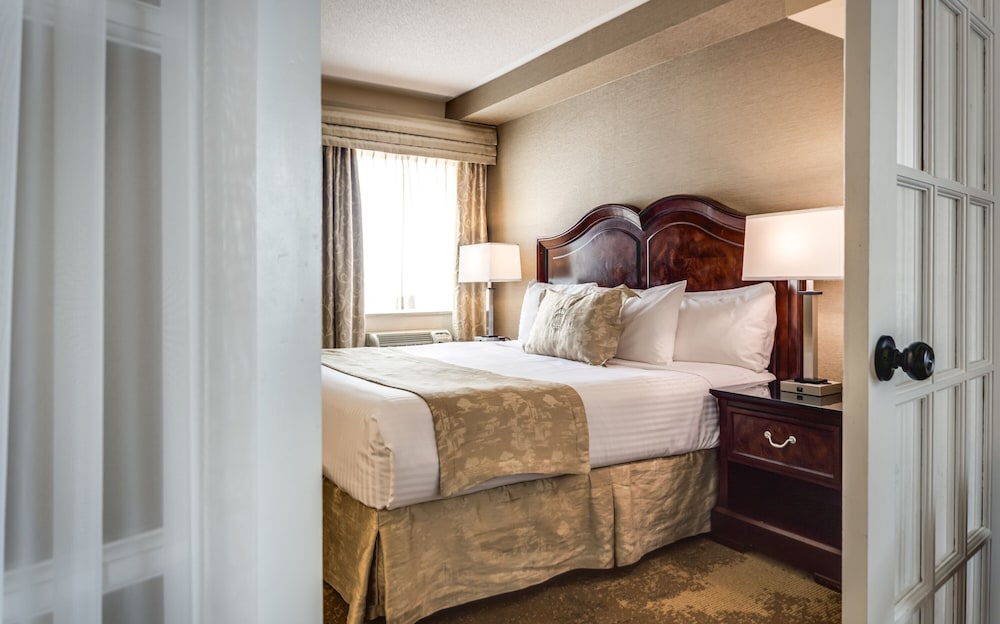 Deluxe King Suite with Jetted Tub-Separate Living Room - Photo 4